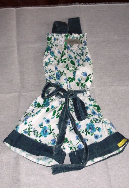 Macacao florido com detalhe em jeans